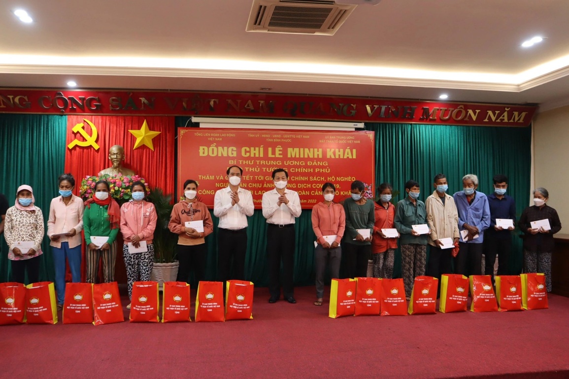 Phó Thủ tướng thăm, tặng quà người lao động, gia đình chính sách - 1 Phó Thủ tướng thăm, tặng quà người lao động, gia đình chính sách - 1