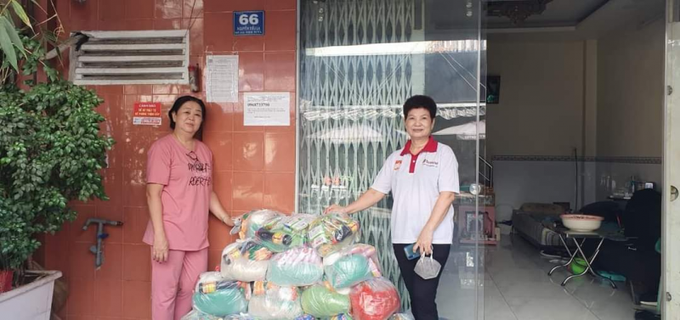 Bà Ngô Kim Ánh - Người có uy tín phường 5 (quận 10) trao quà tết Nhâm Dần đến các hộ đồng bào dân tộc có hoàn cảnh khó khăn bị ảnh hưởng bởi dịch Covid-19.