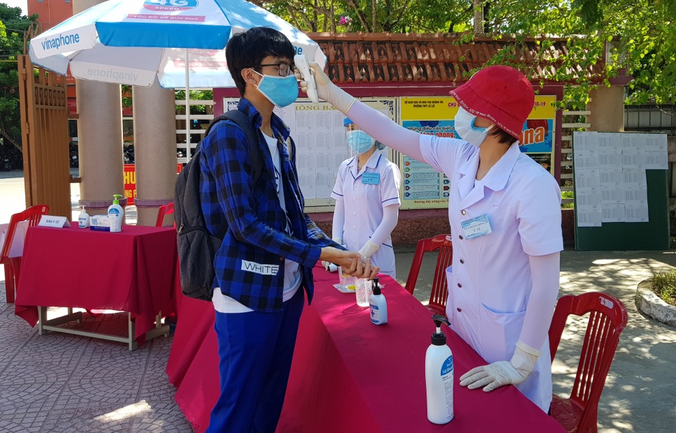 Nghiêm ngặt kiểm tra thí sinh vào làm thủ tục dự thi tốt nghiệp THPT 2020 - 49 Nghiêm ngặt kiểm tra thí sinh vào làm thủ tục dự thi tốt nghiệp THPT 2020 - 49