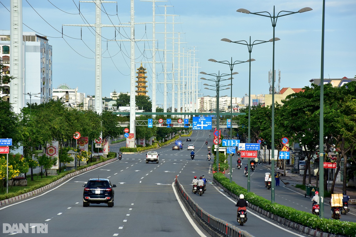 Đường phố Sài Gòn ùn ùn xe cộ, nhiều người bị xử phạt ra ngoài không lý do - 10 Đường phố Sài Gòn ùn ùn xe cộ, nhiều người bị xử phạt ra ngoài không lý do - 10
