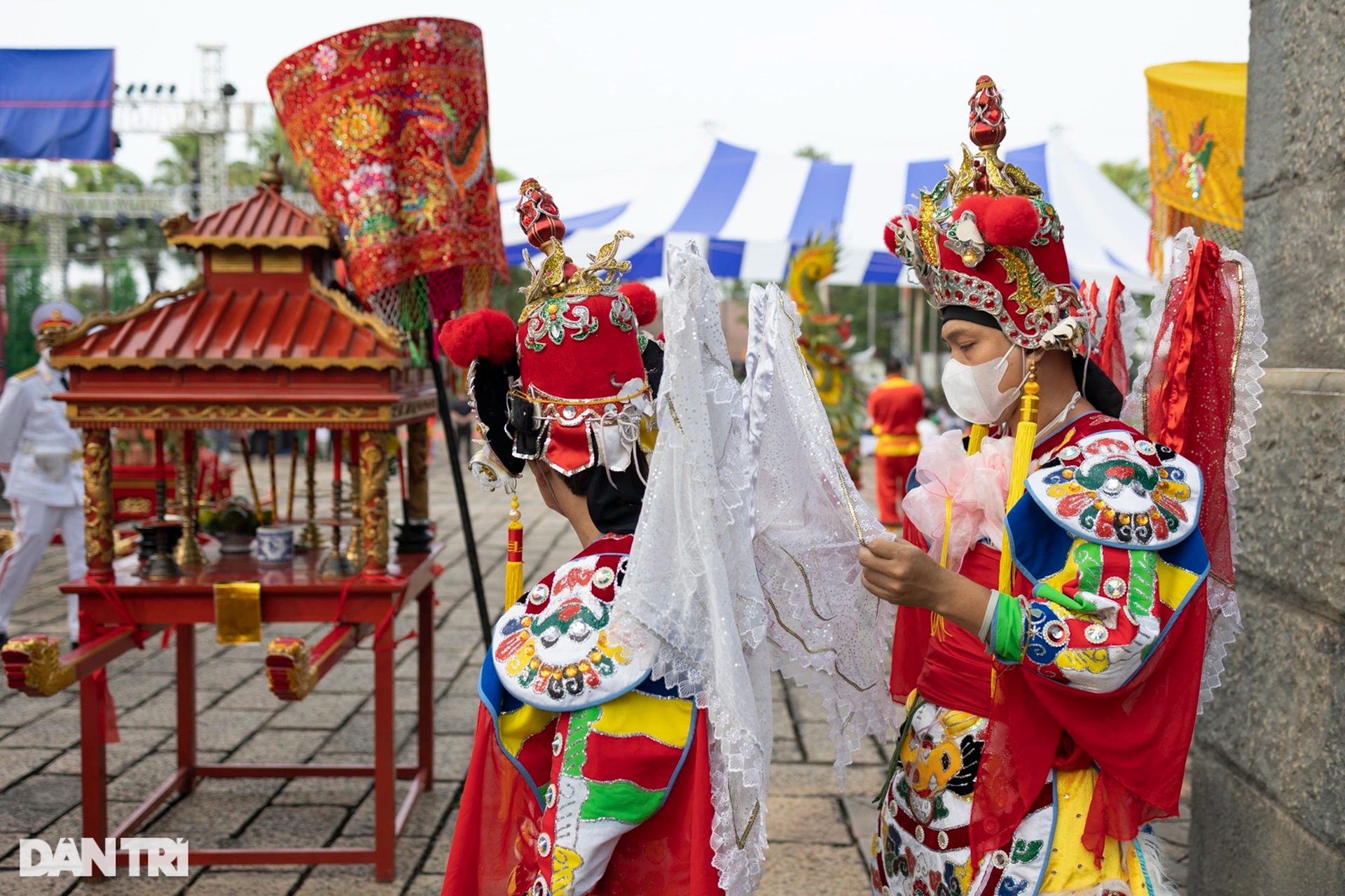 Hàng nghìn người dân tham gia nghi lễ rước kiệu Giỗ tổ Hùng Vương tại TPHCM - 7 Hàng nghìn người dân tham gia nghi lễ rước kiệu Giỗ tổ Hùng Vương tại TPHCM - 7