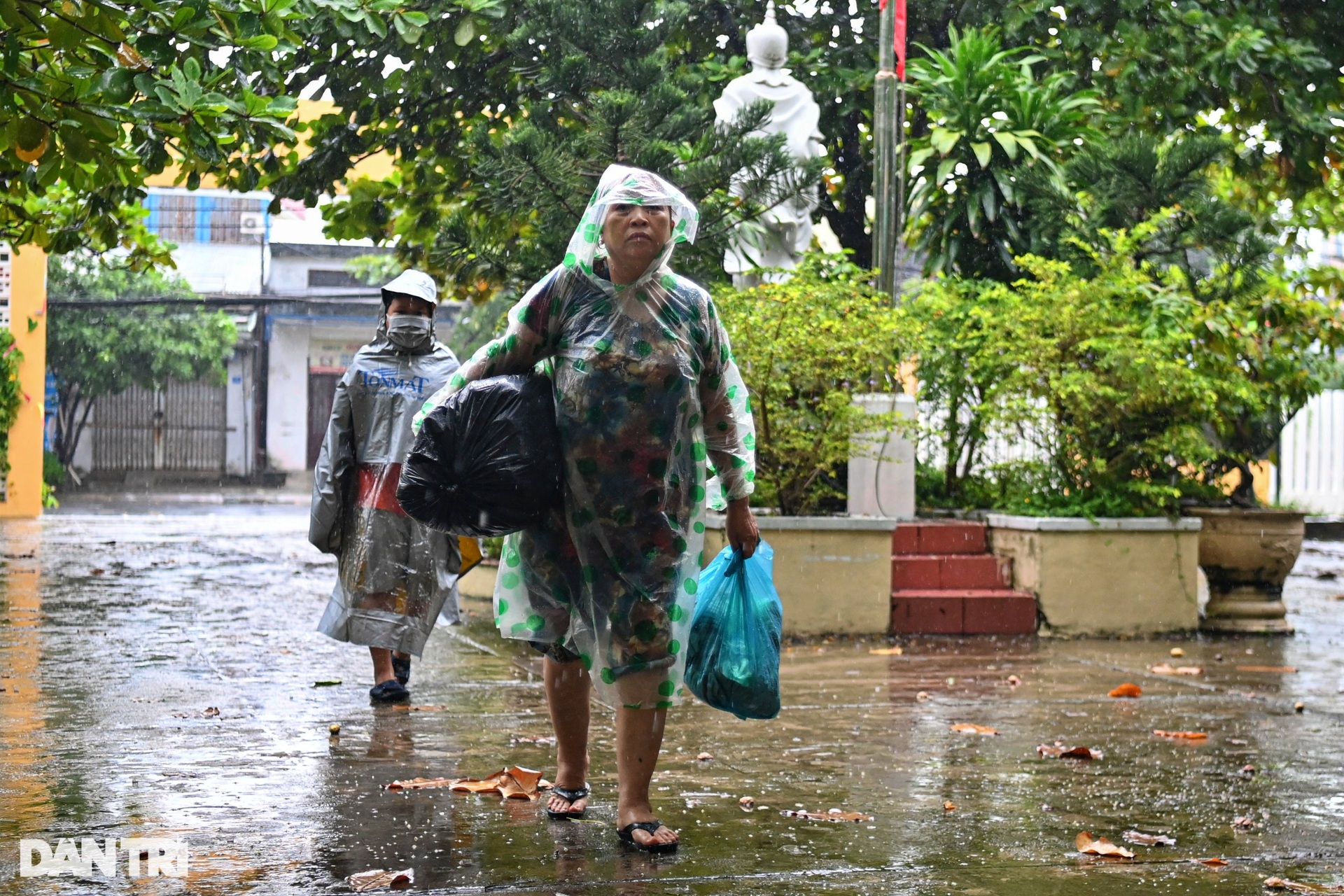 Đà Nẵng: Đi từng ngõ, gõ từng nhà vận động người dân đi trú bão - 1 Đà Nẵng: Đi từng ngõ, gõ từng nhà vận động người dân đi trú bão - 1