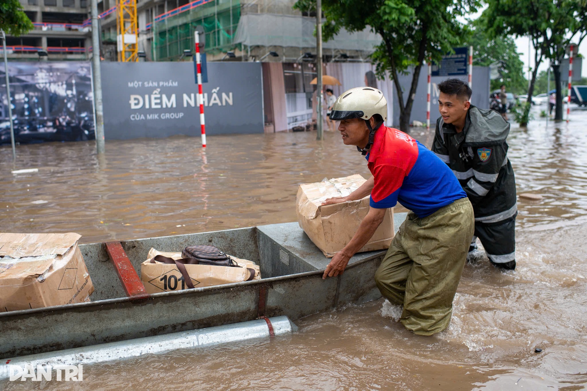 Muôn kiểu ứng phó mưa lớn, vượt ngập sâu của người Hà Nội - 24 Muôn kiểu ứng phó mưa lớn, vượt ngập sâu của người Hà Nội - 24