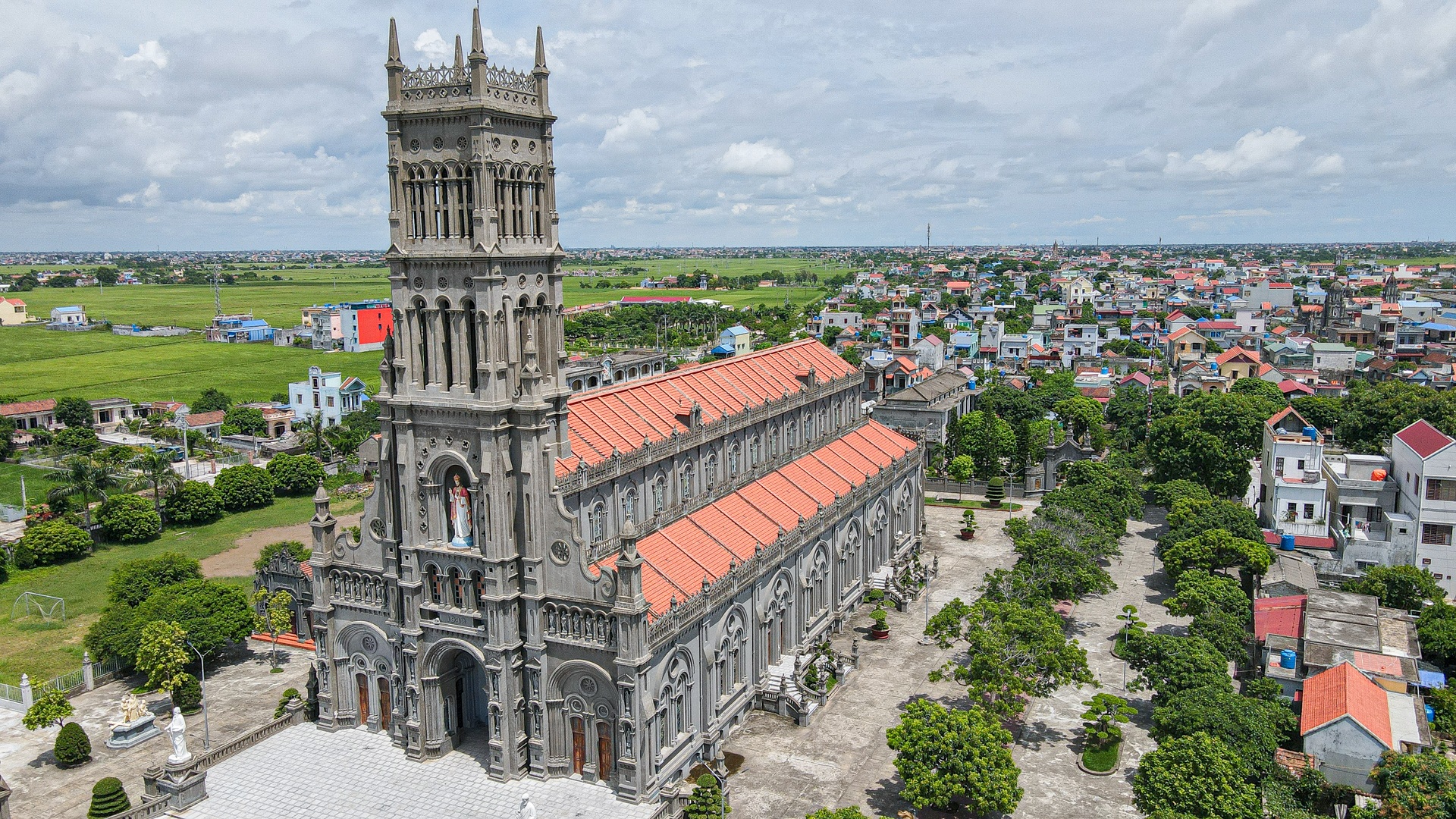 Đền Thánh Sa Châu - nhà thờ Nam Định đẹp uy nghi như ở trời Âu