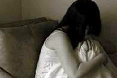 Tan học, nữ sinh lớp 2 bị bảo vệ giở trò dâm ô