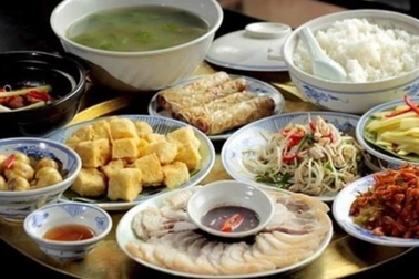 Ăn thực phẩm để qua đêm gây ung thư: Bác sĩ ung bướu nói gì?