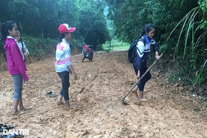 Học sinh vác cuốc san gạt bùn đất lầy lội trên đường đến trường - 4 Học sinh vác cuốc san gạt bùn đất lầy lội trên đường đến trường - 4