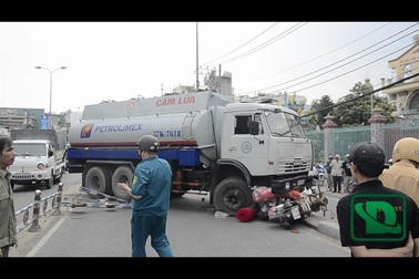 Xe bồn đổ dốc cầu, húc bay 3 xe máy