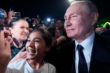 Ông Putin xuống phố, gặp gỡ công chúng