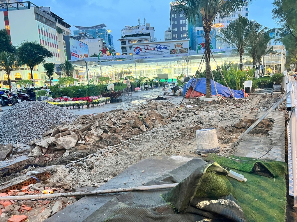 Nhà vệ sinh công cộng ở TPHCM bỗng biến mất rồi đột nhiên xuất hiện lại - 2