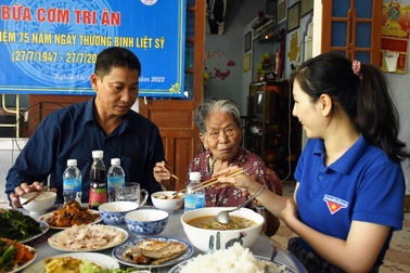 Ấm áp bữa cơm tri ân Mẹ Việt Nam anh hùng