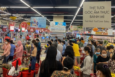 Khách chen chân xếp hàng 2 giờ mới đến lượt thanh toán tại siêu thị ở TPHCM
