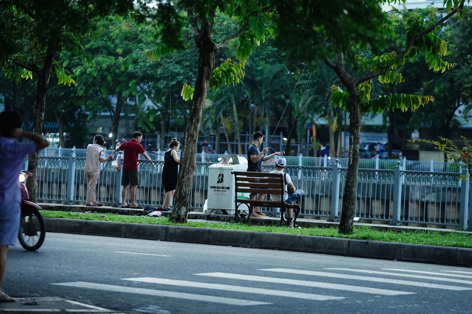 Chưa hết giãn cách xã hội, đường phố Sài Gòn đã đông đúc trở lại - 10 Chưa hết giãn cách xã hội, đường phố Sài Gòn đã đông đúc trở lại - 10