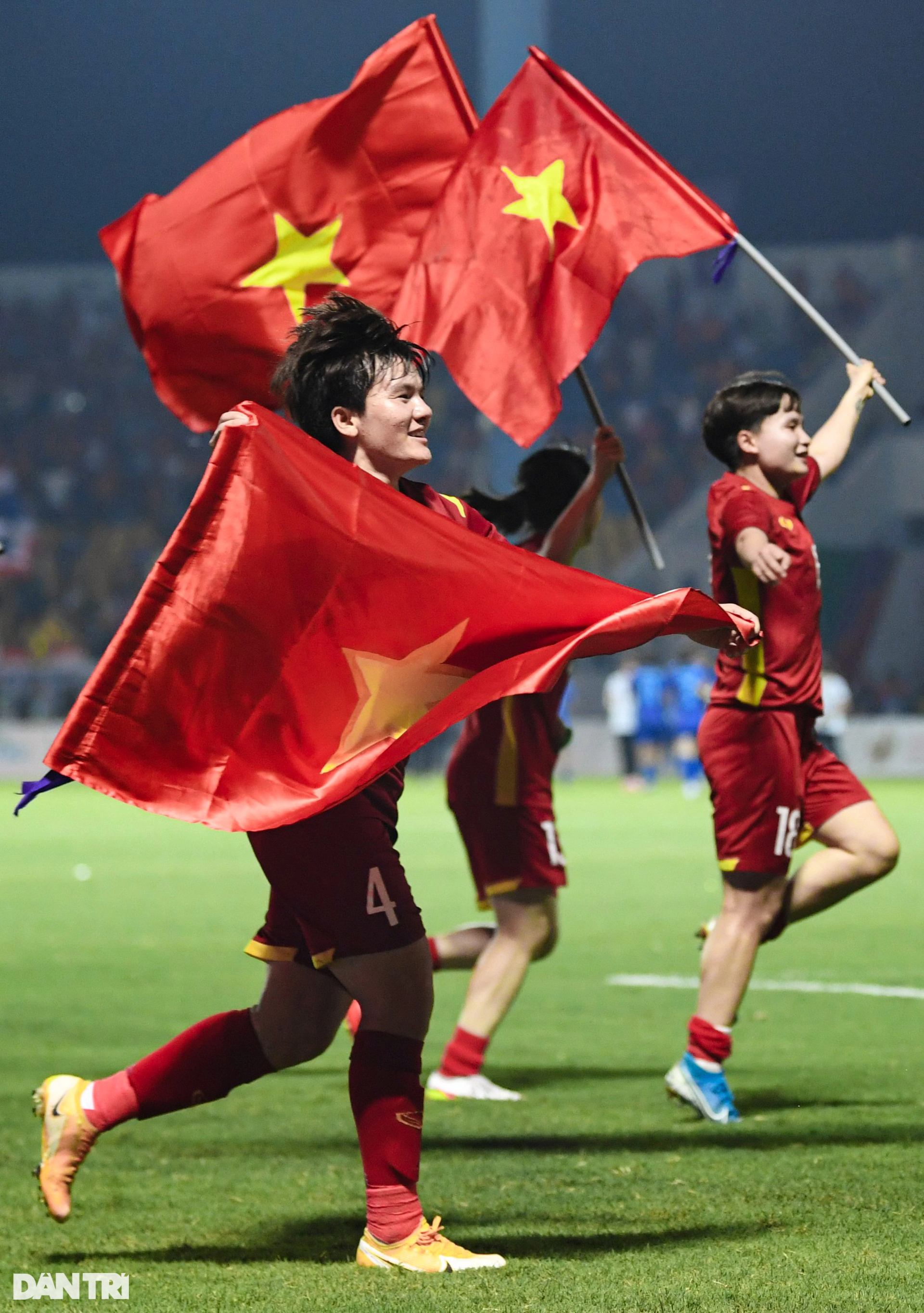 Khoảnh khắc ăn mừng bùng nổ của tuyển nữ Việt Nam sau khi vô địch SEA Games - 16 Khoảnh khắc ăn mừng bùng nổ của tuyển nữ Việt Nam sau khi vô địch SEA Games - 16