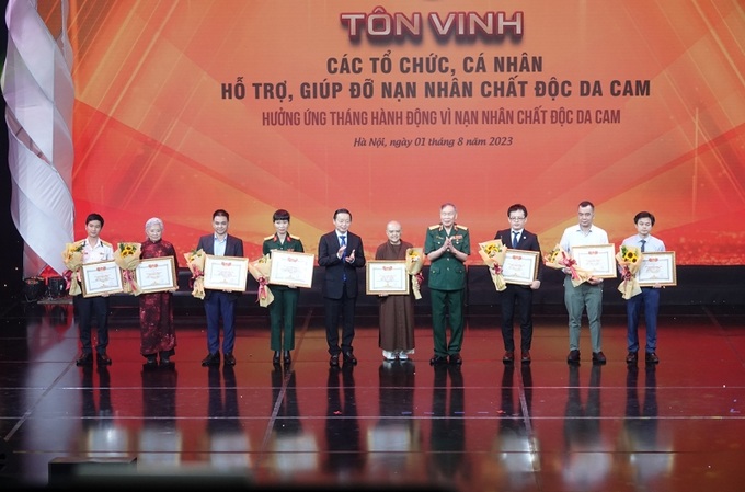 Phó Thủ tướng Trần Hồng Hà và Thượng tướng Nguyễn Văn Rinh tặng Bằng khen cho các tổ chức, cá nhân hỗ trợ, giúp đỡ nạn nhân chất độc da cam.