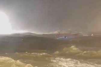 Bốn tàu cá bị sóng đánh chìm trong đêm, 7 ngư dân bơi vào bờ thoát nạn