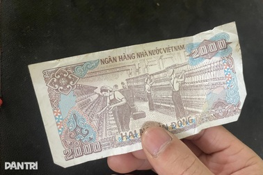 Người dân chờ nhiều giờ để nhận hơn 2.000 đồng tiền hỗ trợ bão lũ