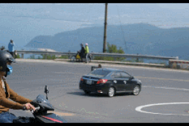 Dừng xe giữa góc cua tay áo trên đèo để... chụp ảnh