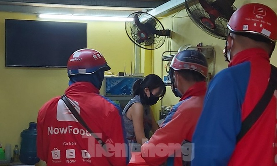 Shipper vừa giao hàng vừa nơm nớp lo nhiễm Covid-19 - 3 Shipper vừa giao hàng vừa nơm nớp lo nhiễm Covid-19 - 3