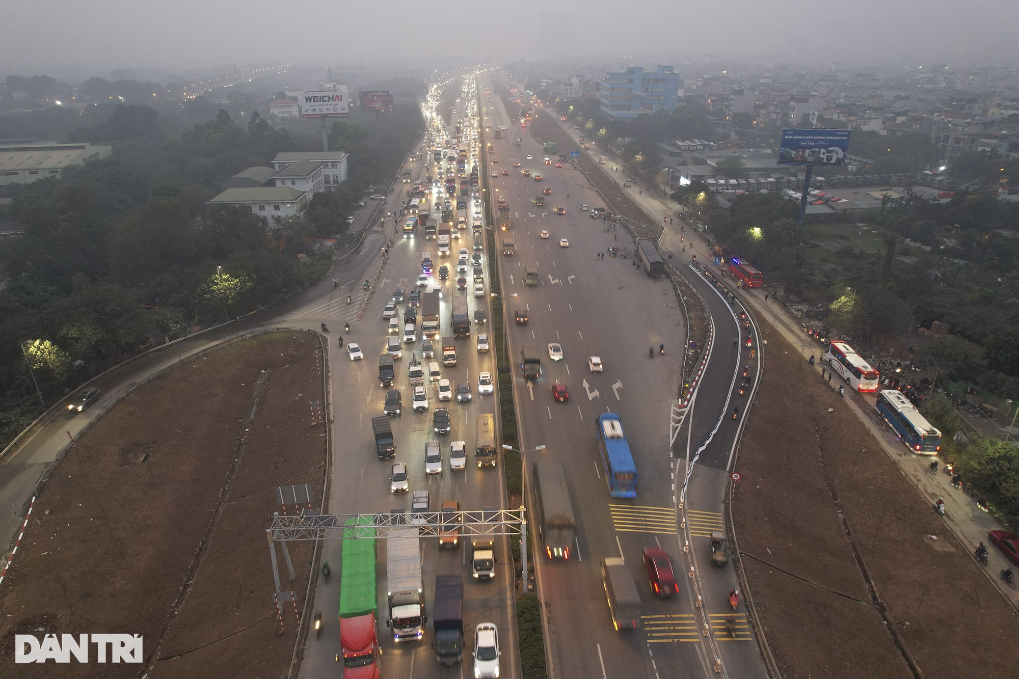 Các điểm nóng giao thông ở Hà Nội thông thoáng trong chiều ngày cuối năm - 1