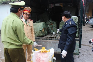 Cảnh sát giao thông bắt xe chở hơn 1,4 tấn nầm động vật tại Bắc Giang