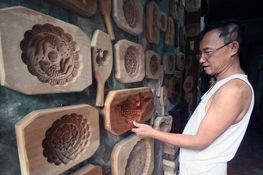 Nghề thổi hồn cho những chiếc bánh trung thu cổ truyền