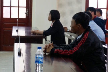 Con 17 tháng tuổi, bố mẹ ra tòa tranh chấp quyền nuôi dưỡng