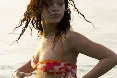 Diện bikini nhỏ xíu, Rihanna lộ “hàng”