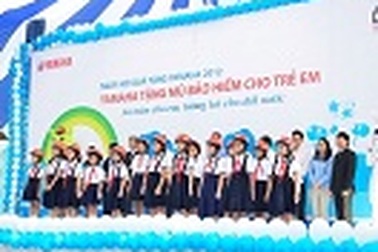 Yamaha tặng 18,452 mũ bảo hiểm cho trẻ em tiểu học tỉnh Bình Dương