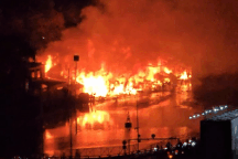 Cháy lớn nhiều căn nhà dọc mé kênh Tàu Hủ ở TPHCM