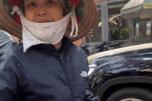 Chủ quán vượt nỗi sợ mở "bún treo", chạy xe tìm tặng người khó khăn