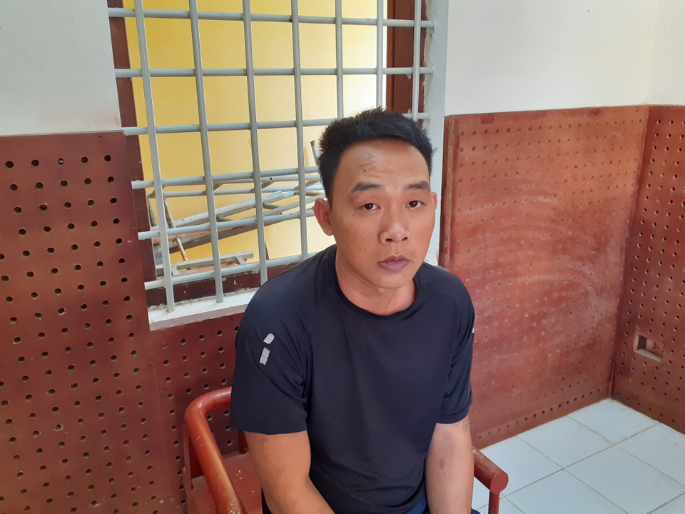 Mới ra tù, đối tượng ngáo đá xông vào nhà dân đập phá đồ đạc - 1 Mới ra tù, đối tượng ngáo đá xông vào nhà dân đập phá đồ đạc - 1