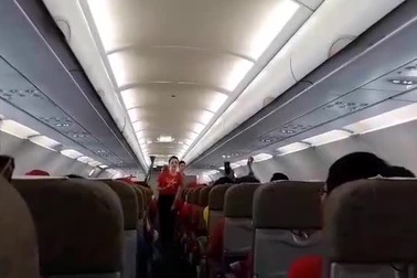 Rợp màu đỏ trên chuyến bay sớm đi Indonesia cổ vũ đội tuyển Olympic Việt Nam