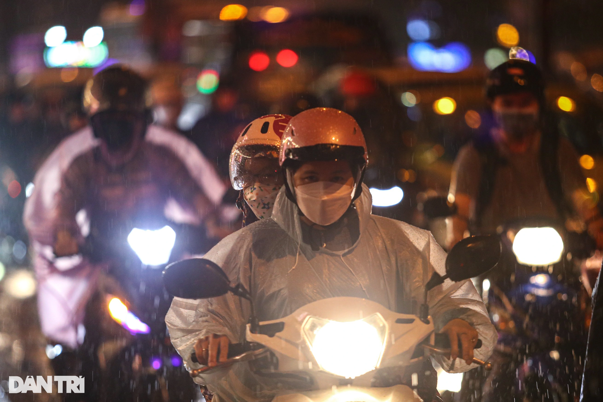 Dòng người dài 2km dầm mưa, len lỏi trong ùn tắc rời TPHCM về quê nghỉ lễ - 2 Dòng người dài 2km dầm mưa, len lỏi trong ùn tắc rời TPHCM về quê nghỉ lễ - 2