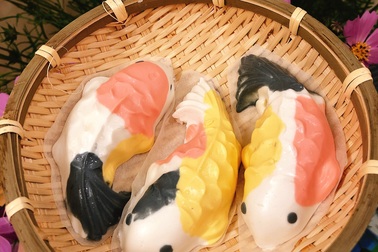 Độc đáo cá chép bánh trôi "bơi" tung tăng trước Tết ông Công ông Táo