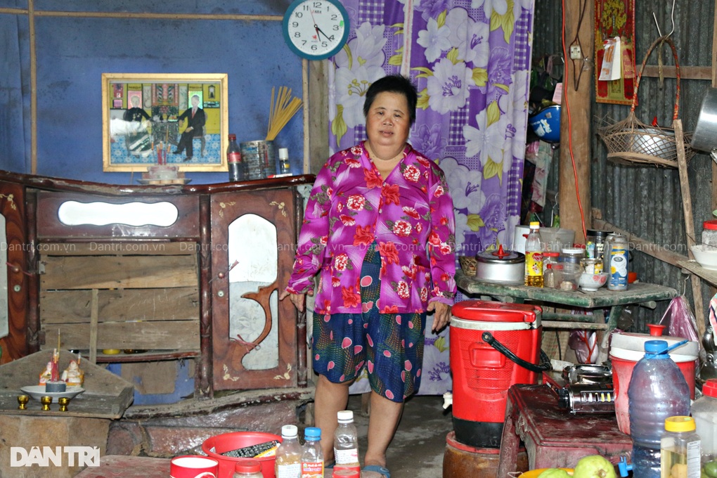 Xót xa cảnh người phụ nữ thiểu năng sống trong căn nhà xập xệ - 2 Xót xa cảnh người phụ nữ thiểu năng sống trong căn nhà xập xệ - 2