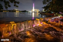 Nước tràn vào khu Thanh Đa như thác đổ khi triều cường dâng cao ở TPHCM