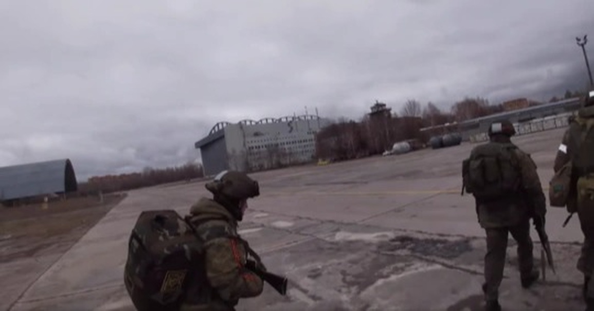 Video lính dù Nga tấn công, giành kiểm soát căn cứ không quân Ukraine - 1 Video lính dù Nga tấn công, giành kiểm soát căn cứ không quân Ukraine - 1