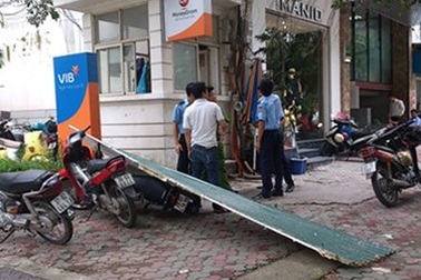 Chạy thục mạng né tấm tôn hơn 3 mét rơi từ trên cao