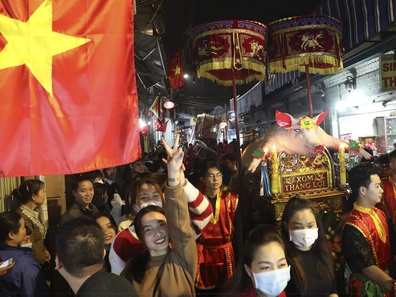 Các "ông" lợn đẹp lộng lẫy trong đám rước hội làng La Phù