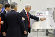 Phó Tổng thống Mỹ gây bão mạng vì chạm vào vật “cấm sờ” của NASA