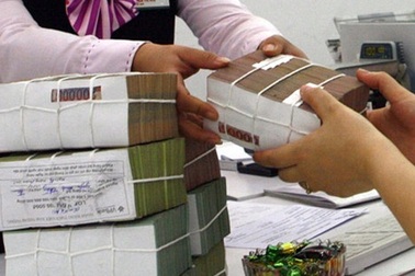 Đến nhà chiều khách: Ngân hàng đẩy nhân viên phạm luật?