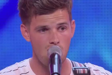 Tom Mann hát ca khúc "I Want It That Way"