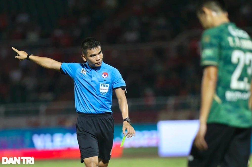 Trọng tài người Thái Lan điều khiển trận tranh ngôi vô địch V-League 2023 - 1 Trọng tài người Thái Lan điều khiển trận tranh ngôi vô địch V-League 2023 - 1