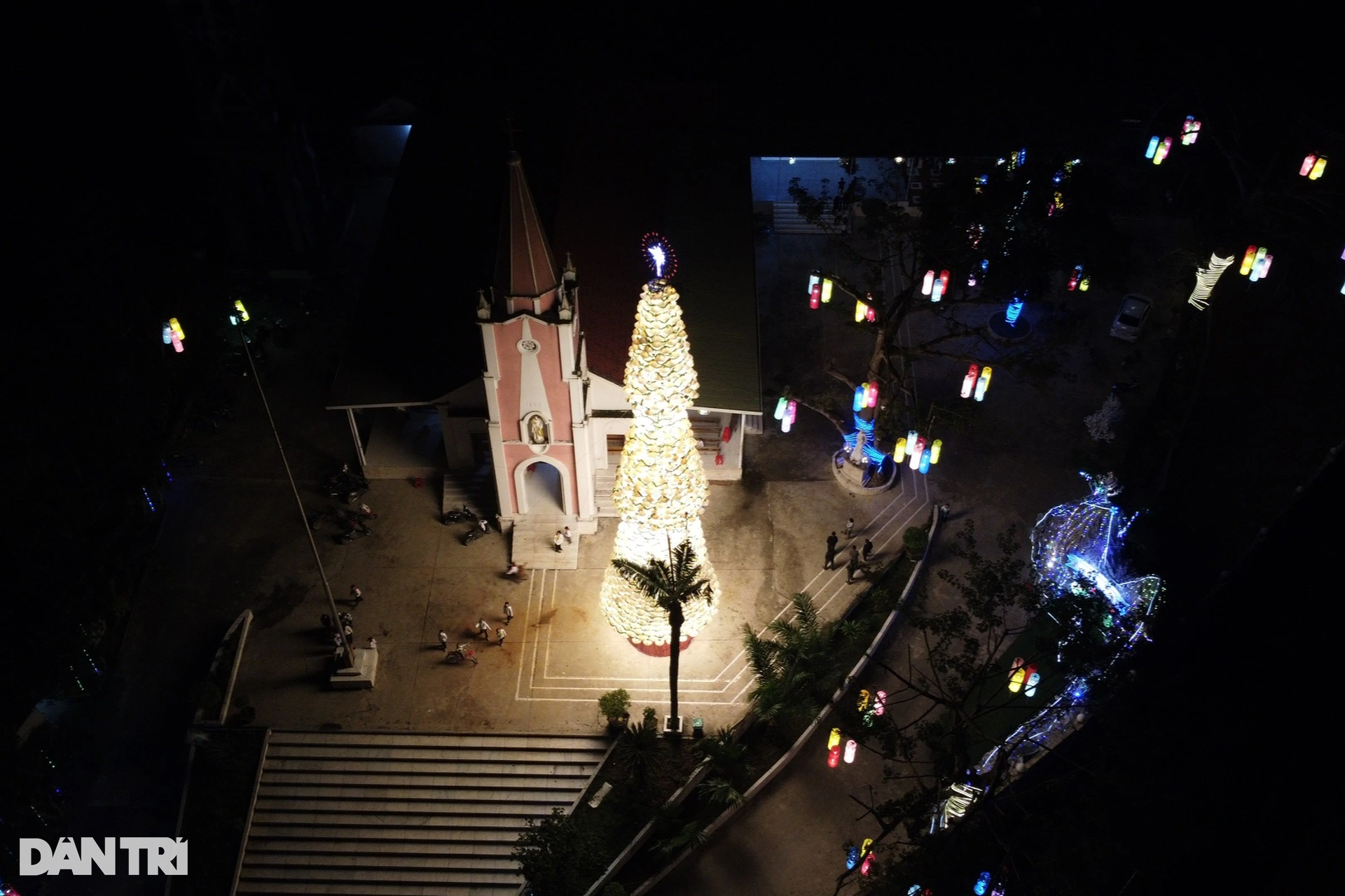 Những cây thông Noel độc lạ, gây sốt trên mạng xã hội - 10 Những cây thông Noel độc lạ, gây sốt trên mạng xã hội - 10