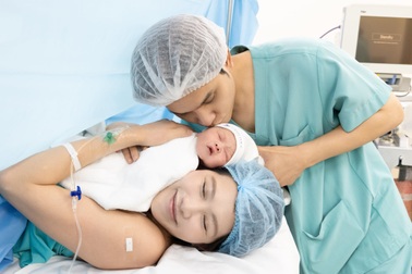 Á hậu Quỳnh Châu sinh con trai đầu lòng, biết ơn bố mẹ chồng