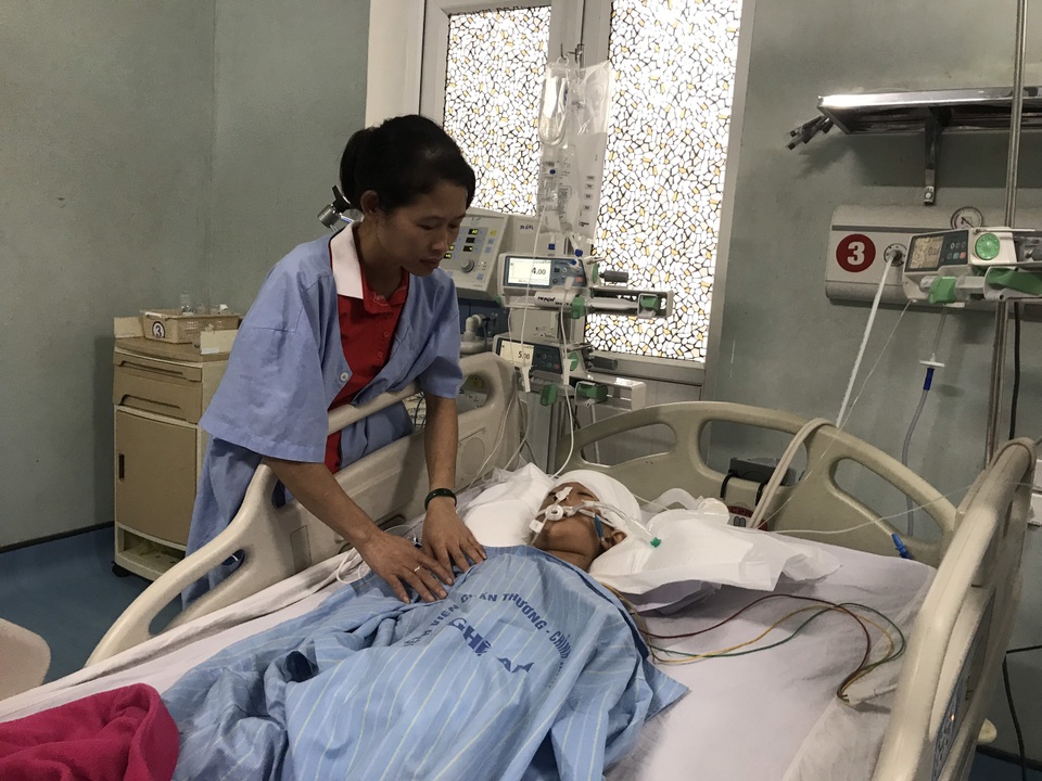 Nhói lòng cảnh cậu bé 8 tuổi thoi thóp trên giường bệnh - 2 Nhói lòng cảnh cậu bé 8 tuổi thoi thóp trên giường bệnh - 2