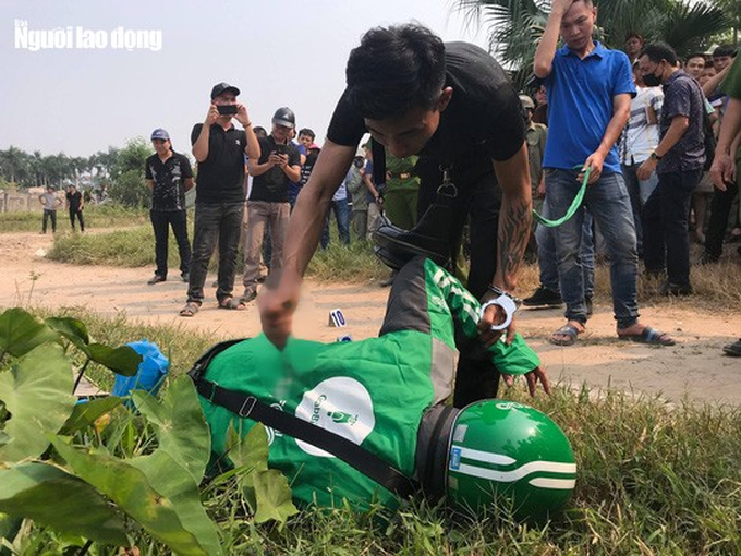 Đưa 2 nghi phạm sát hại nam sinh viên chạy Grab thực nghiệm hiện trường - Ảnh 5. Đưa 2 nghi phạm sát hại nam sinh viên chạy Grab thực nghiệm hiện trường - Ảnh 5.