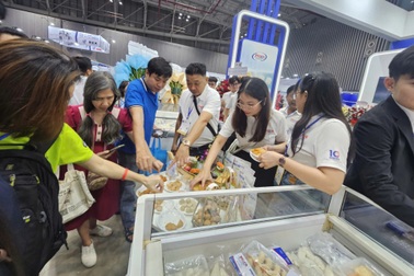 Khách TPHCM hào hứng ăn hàu miễn phí, mua hải sản giá sỉ tại Vietfish 2026