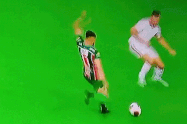 Pha bóng bi hài: Cầu thủ "đè đầu cưỡi cổ" đối thủ và nhận cái kết đắng